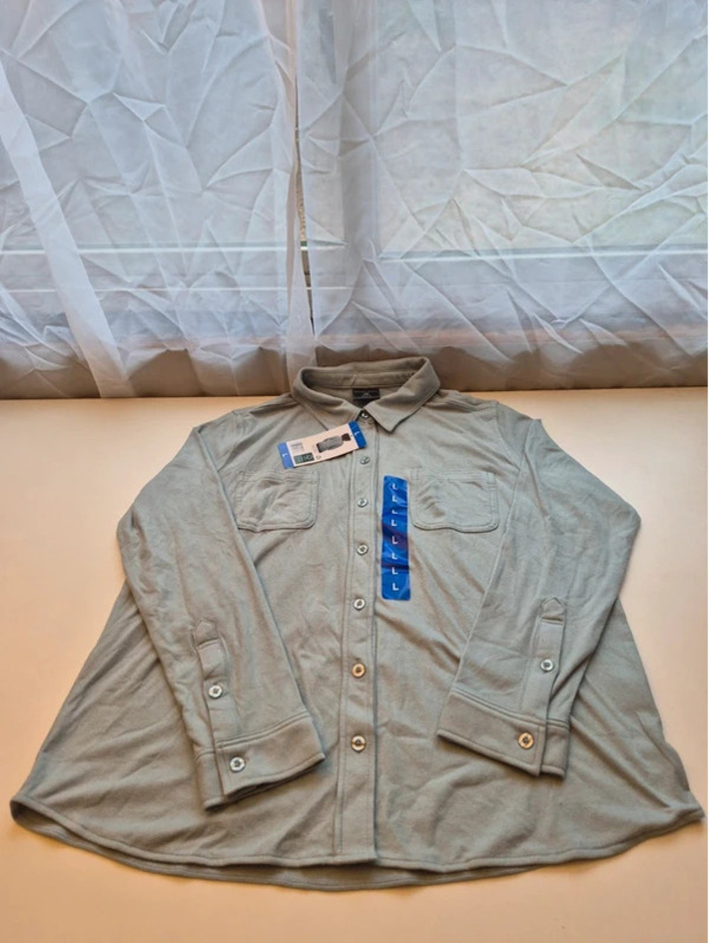 Men's button up just in time for Fall!! Great Condition